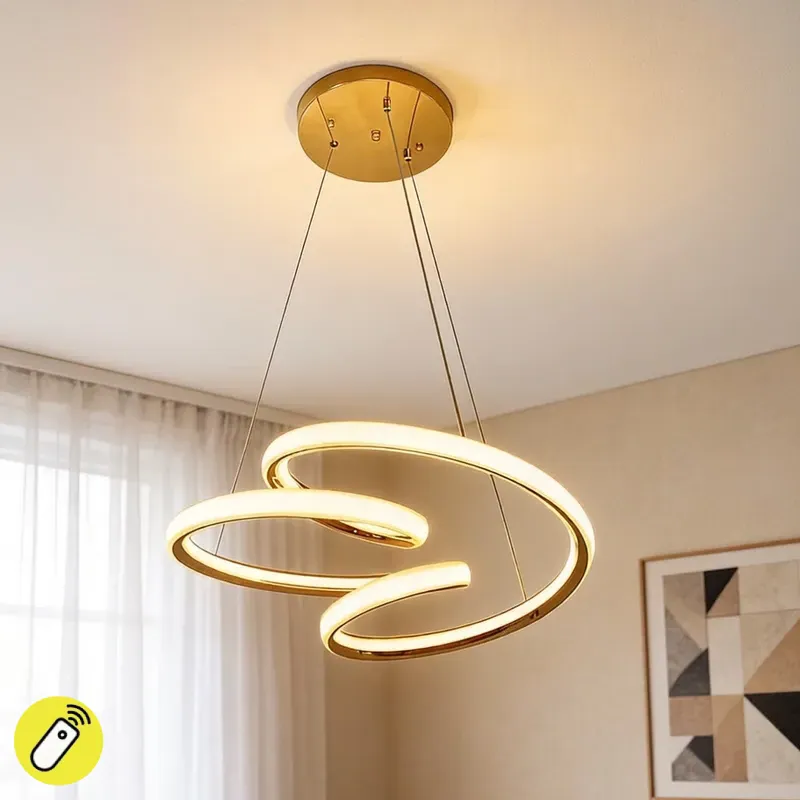 نجفة ليد مودرن ذهبية بتصميم حلزوني ثلاثي الحلقات لغرف المعيشة الفاخرة.