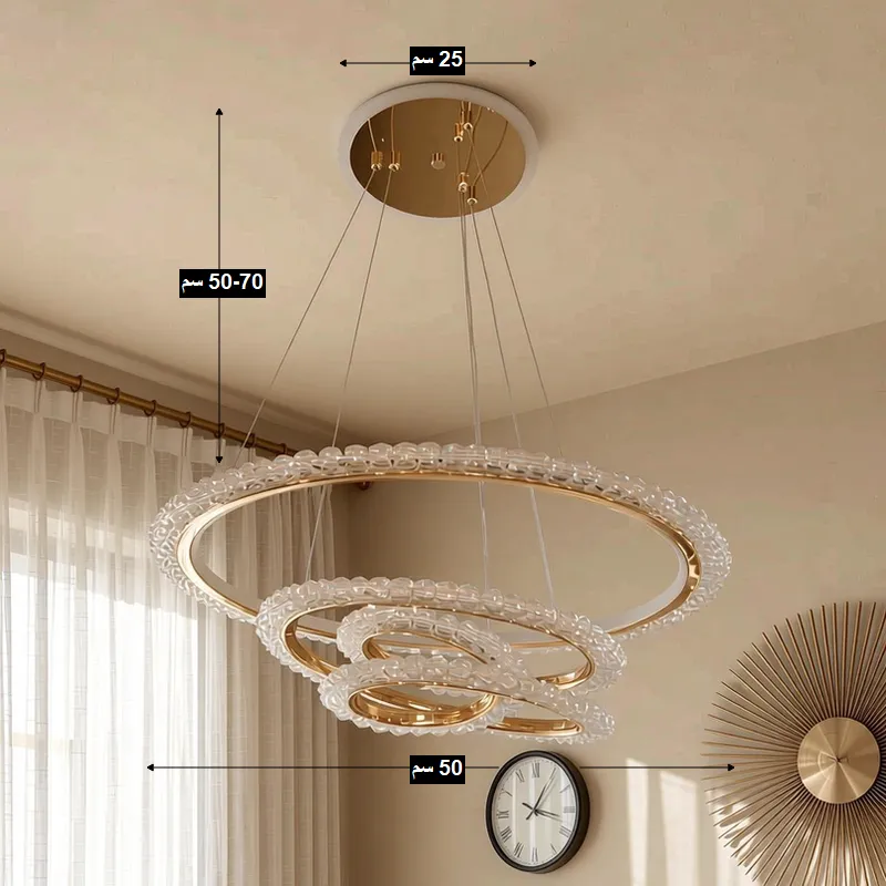 نجفة ليد مودرن ذهبية حلقات ثلاثية مع توضيح للأبعاد القطر 50 سم والارتفاع القابل للتعديل 50-75 سم وقطر القاعدة 25 سم.