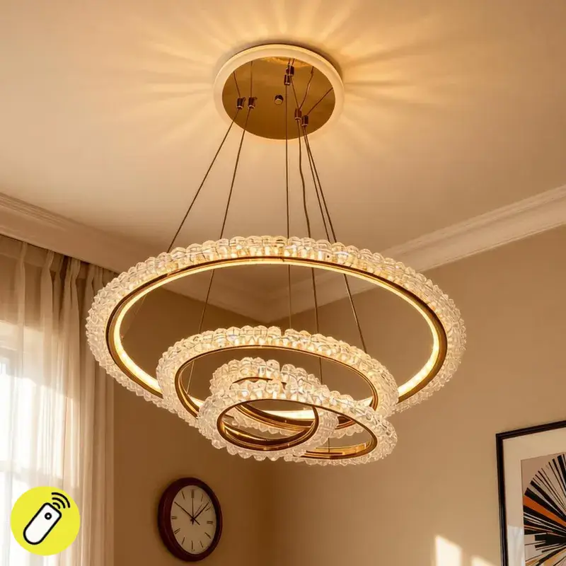 نجفة كريستال ليد ثلاثية الحلقات باللون الذهبي في غرفة معيشة مودرن.