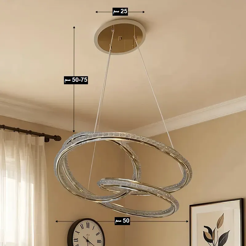 نجفة ليد مودرن ذهبية ثلاثية الحلقات مع توضيح للأبعاد القطر 50 سم والارتفاع القابل للتعديل 50-75 سم وقطر القاعدة 25 سم.