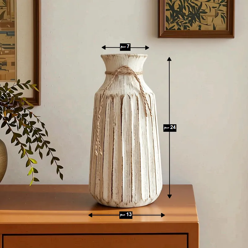 فازة سيراميك مودرن مخططة بتصميم ريفي مع ربطة خيش أنيقة، ارتفاع 24 سم، موديل 020859 رسم توضيحي لأبعاد الفازة: الارتفاع 24 سم، القاعدة 13 سم، والفتحة 7 سم.