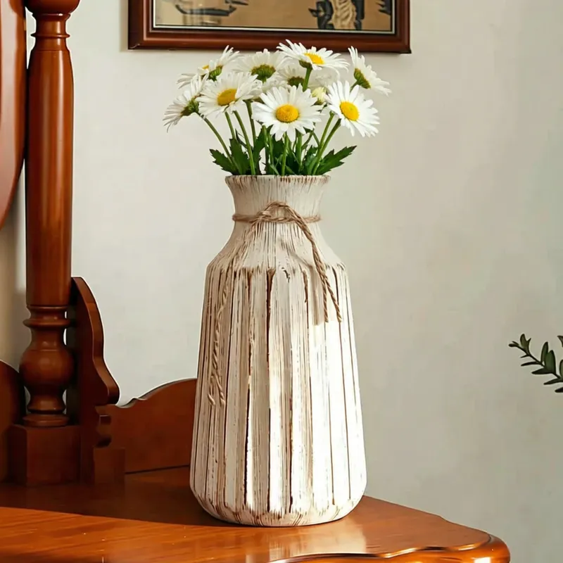 فازة سيراميك مودرن مخططة بتصميم ريفي مع ربطة خيش أنيقة، ارتفاع 24 سم، موديل 020859 فازة سيراميك مخططة باللون الأبيض والبني تحتوي على زهور طبيعية لتزيين المنزل.