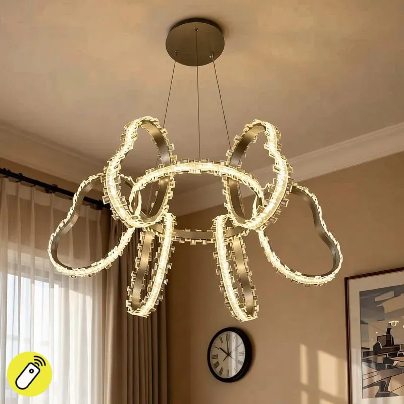 نجفة ليد فضية كريستال تعمل بريموت وتظهر بالإضاءة الصفراء الدافئة لغرف المعيشة.