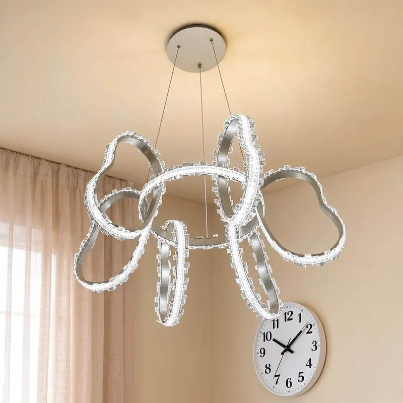 نجفة ليد فضية كريستال تعمل بالإضاءة البيضاء الدافئة لغرف المعيشة.