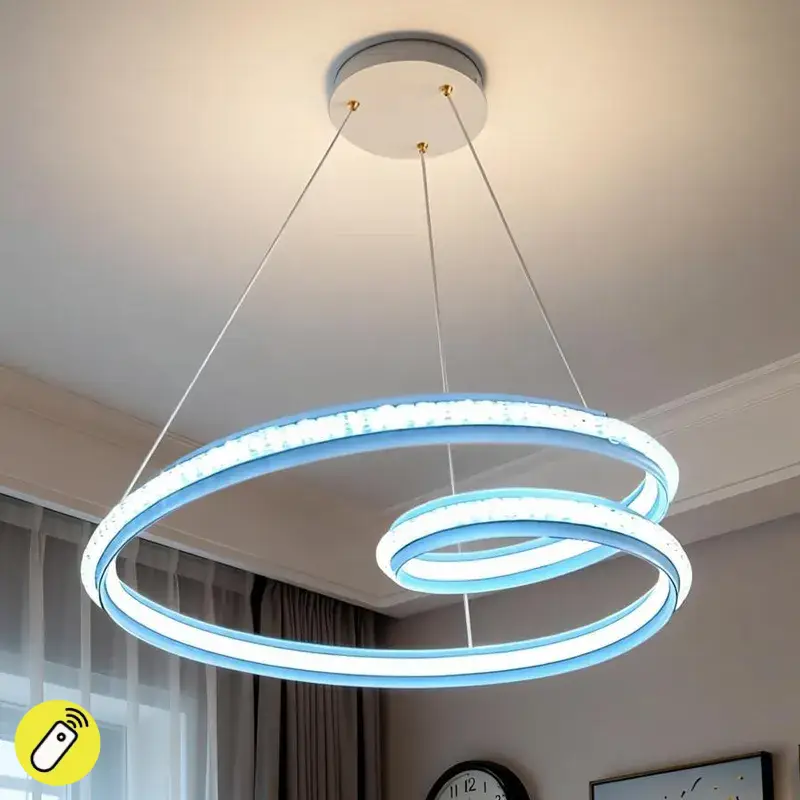 نجفة ليد بيضاء بتصميم كريستالي حلزوني، إضاءة ثلاثية بريموت كنترول، موديل 030875 نجفة ليد مودرن بتصميم حلزوني كريستالي مضيئة في سقف غرفة معيشة.