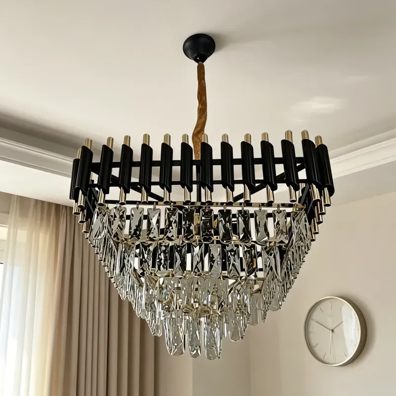 لقطة قريبة لنجفة كريستال مخروطية مطفأة تظهر تفاصيل الأنابيب السوداء والذهبية والبلورات الشفافة.